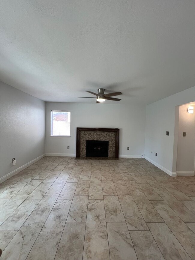 Building Photo - 7501 Canyon Clover Dr