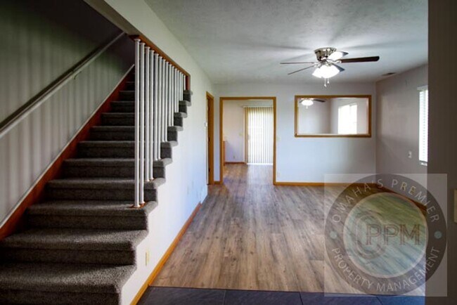 Building Photo - 2 Bedroom / 1 Bath Apartment