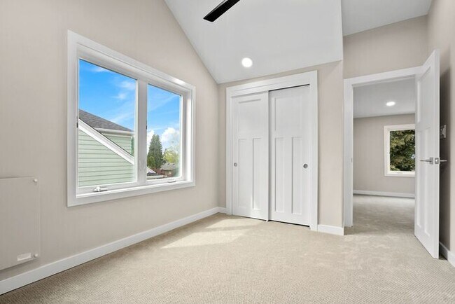 Building Photo - Gorgeous Remodeled West Seattle Craftsman w/ Air Conditioning
