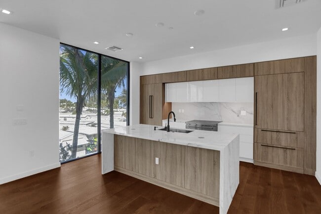 Building Photo - Gorgeous New Townhouse on the Beach