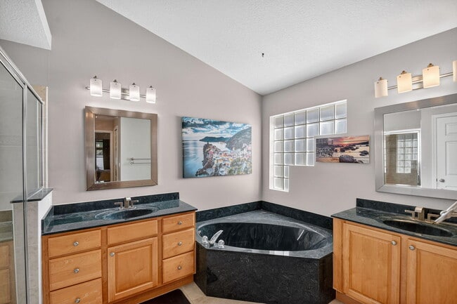 Building Photo - 2725 Pointe Cir