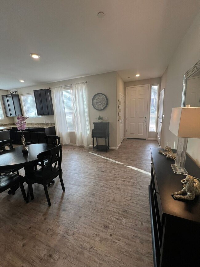 Building Photo - UNFURNISHED - GATED - NO YARD TO MAINTAIN ...