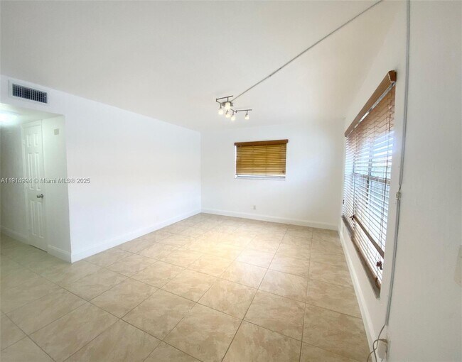 Building Photo - 6568 SW 41st Pl