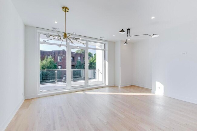 Building Photo - 2456 W Cortez St