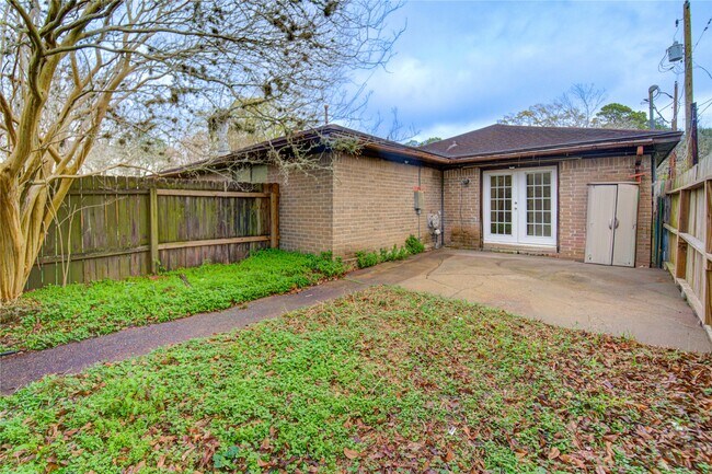 Building Photo - 212 Quaker Dr