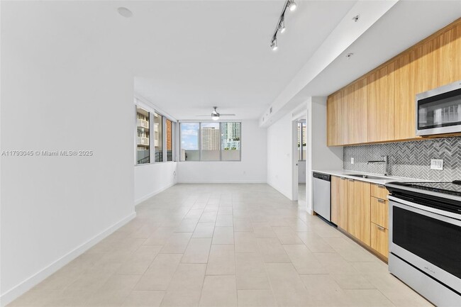 Building Photo - 2150 N Bayshore Dr