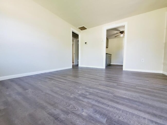Building Photo - 2 Bedroom In Gary