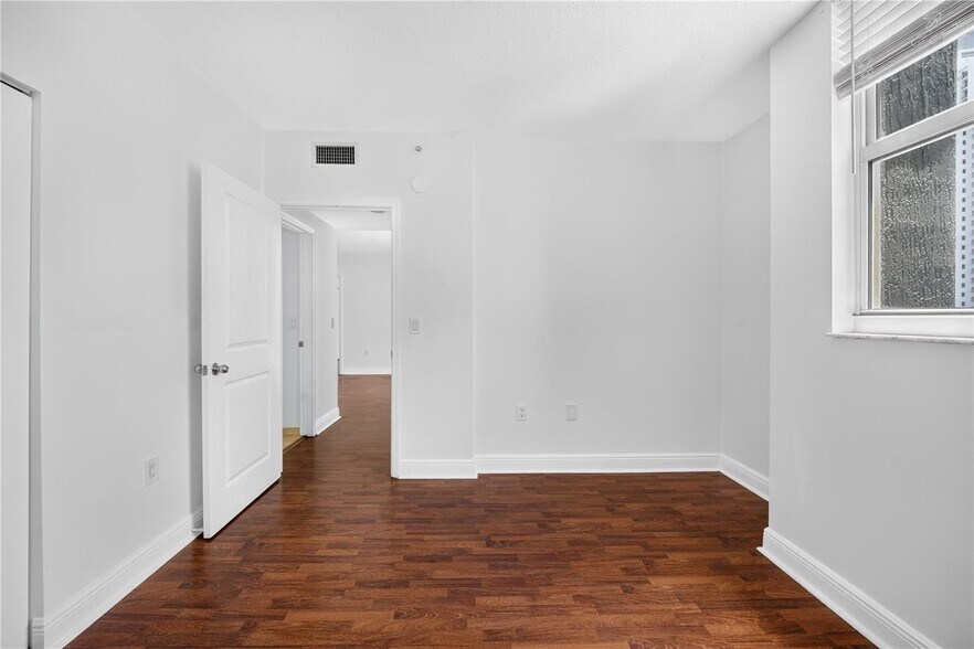 Building Photo - 1250 S Miami Ave