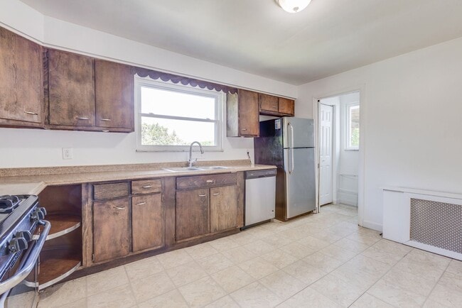 Building Photo - Available August  2026 - Great 3 Bedroom Mt. Washington Home w/ Spacious Open-Living!