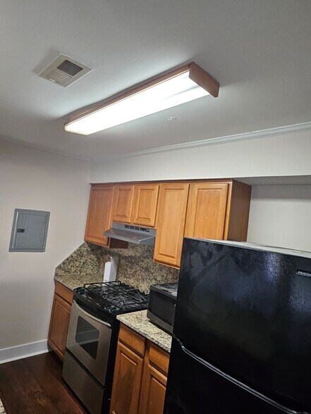 Building Photo - 1571 Cove Dr