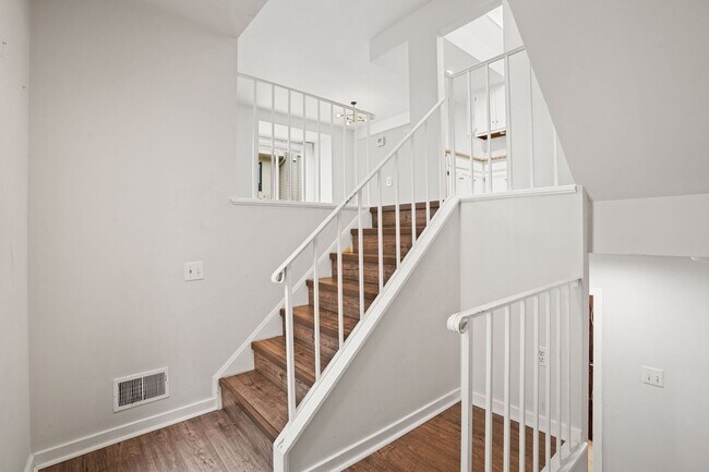 Building Photo - Modern Comfort in Sought-After Gaithersburg