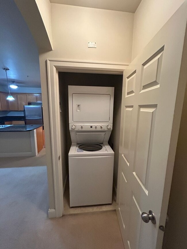 Building Photo - 2B, 2BA Top-Floor condo in South Renton wi...