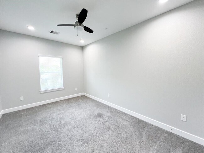 Building Photo - 144 W 5th St