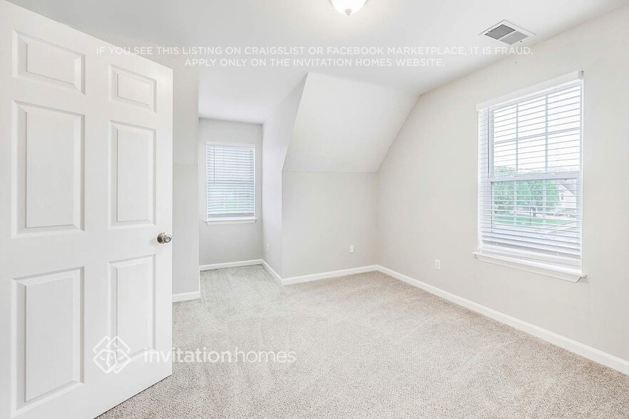 Building Photo - 1011 Heather Dr