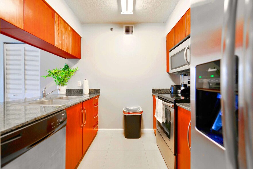 Building Photo - 1200 Brickell Bay Dr