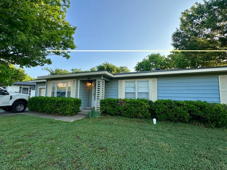 Building Photo - 1316 Eastview Dr