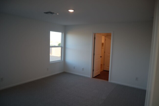 Building Photo - Great Home Great price!