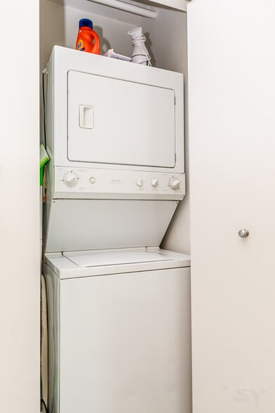 Building Photo - 33 W Ontario St