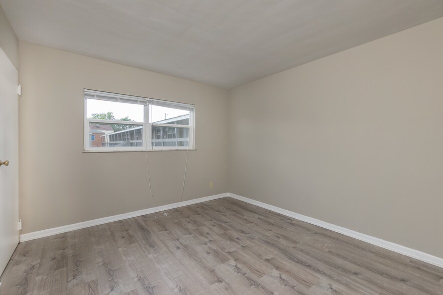 Building Photo - 464 E Norwich Ave