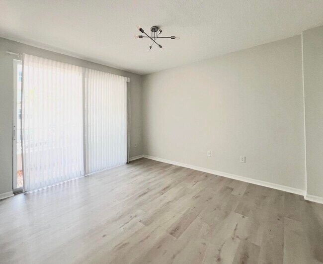 Building Photo - 806 E Windward Way