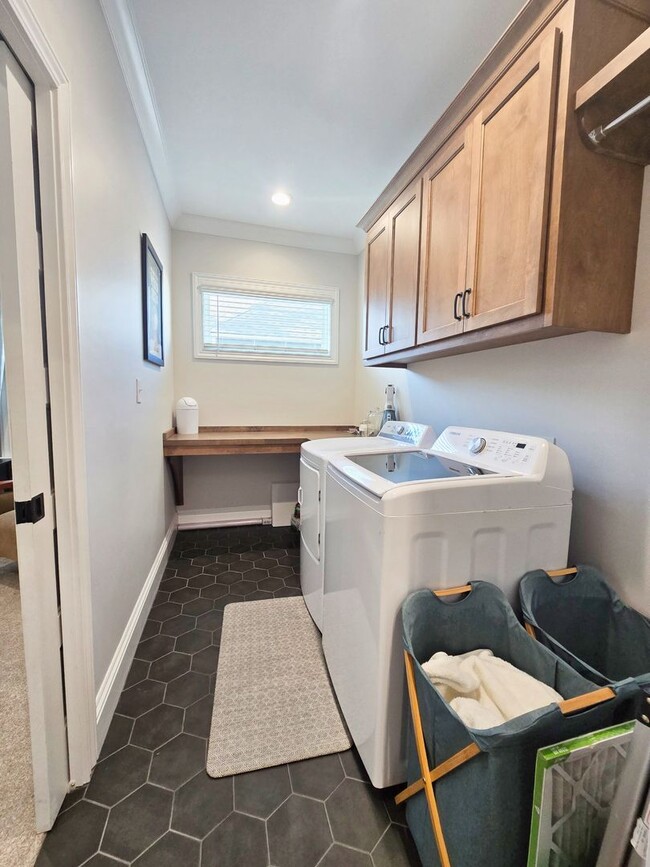 Building Photo - Spacious 4BR/3BA Home with Open Floor Plan, Screened Porch & Fenced Backyard