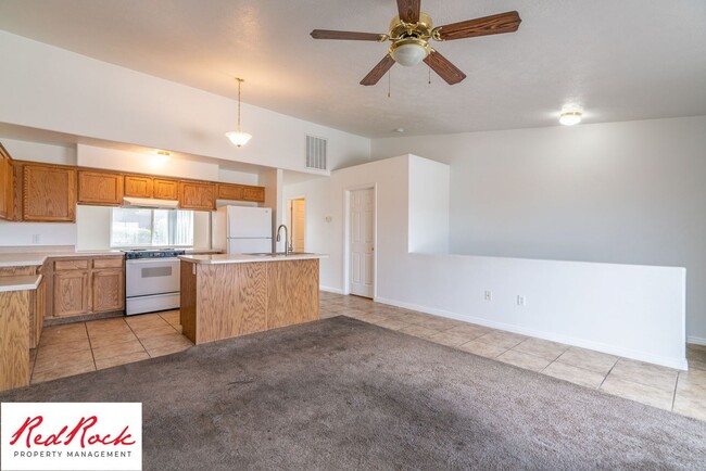 Building Photo - Spacious 3 Bedroom Townhome in Central St....