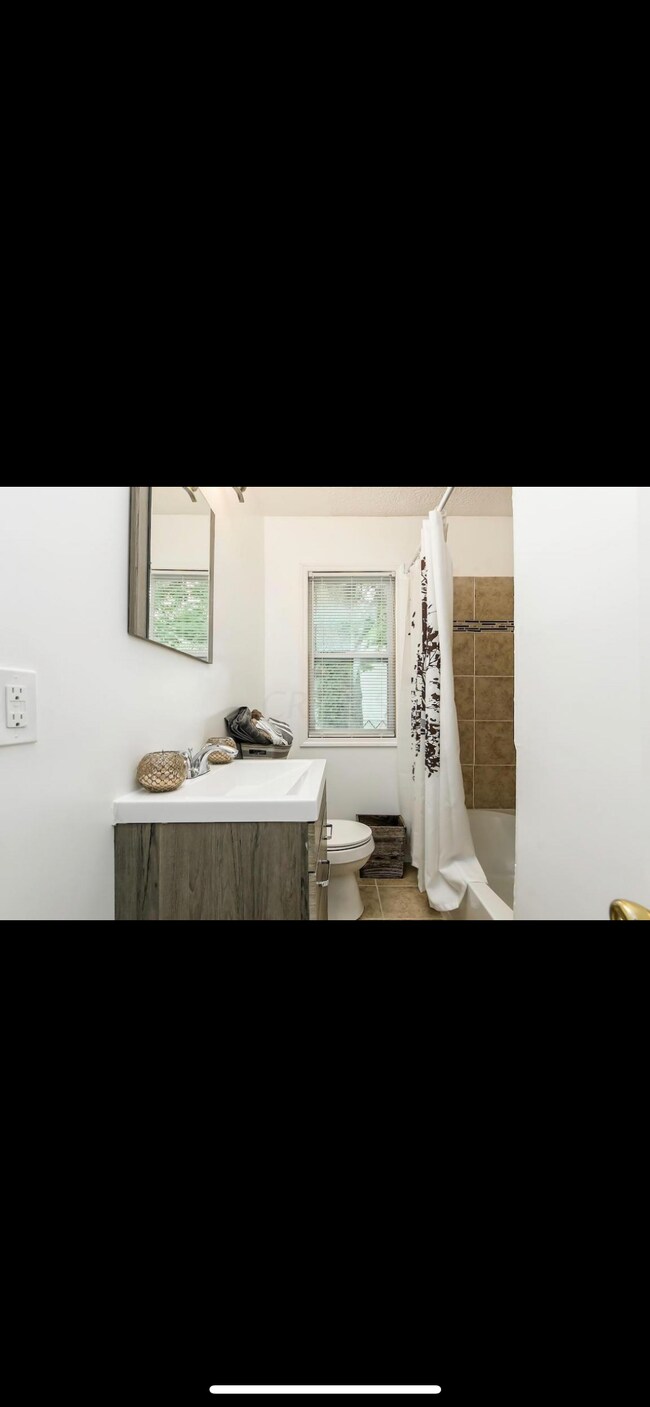 Building Photo - 1246 E 22nd Ave