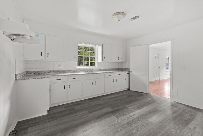 Building Photo - Charming 3 Bedroom, 2 Bathroom house