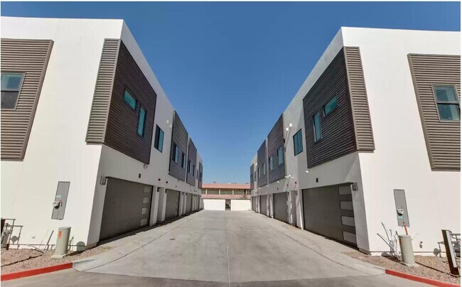 Building Photo - 1111 E Missouri Ave