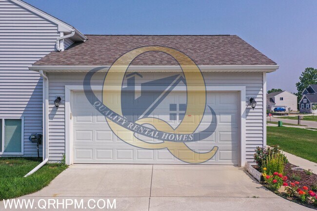 Building Photo - Immaculate Upgraded 3-Bed / 2-Bath Home in...
