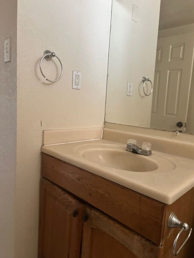 Building Photo - 922 Brookfield Dr