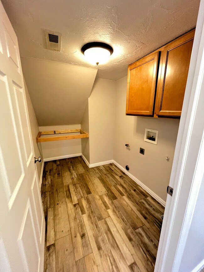 Building Photo - 693 E Castle Stone Dr