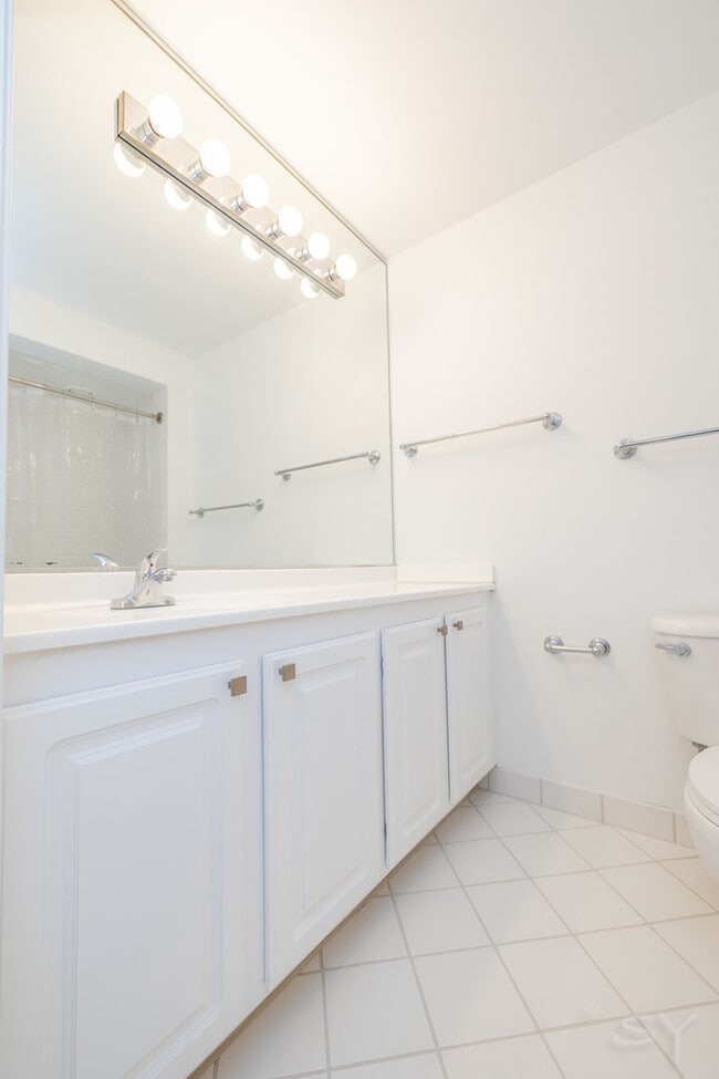 Building Photo - 345 N La Salle Dr