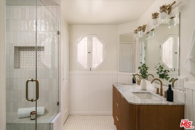 Building Photo - 215 S Poinsettia Pl