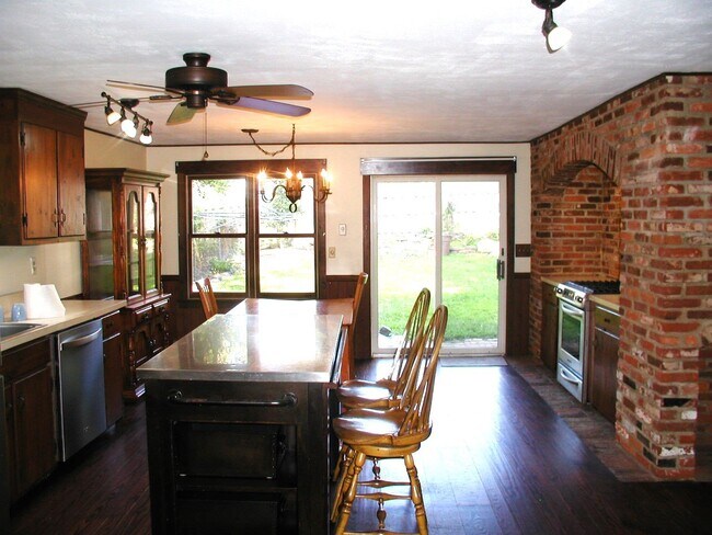 Building Photo - 3 bedroom – 1.5 Bath House