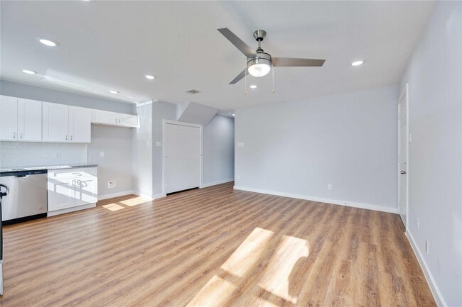Building Photo - 6004 Wedgefield St