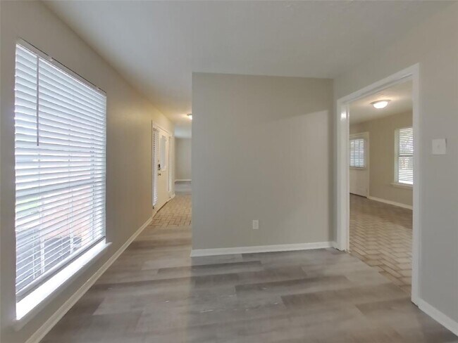 Building Photo - 14811 Cypress Ridge Dr