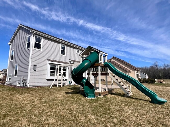 Building Photo - Menomonee Falls Single Family Home for Rent!