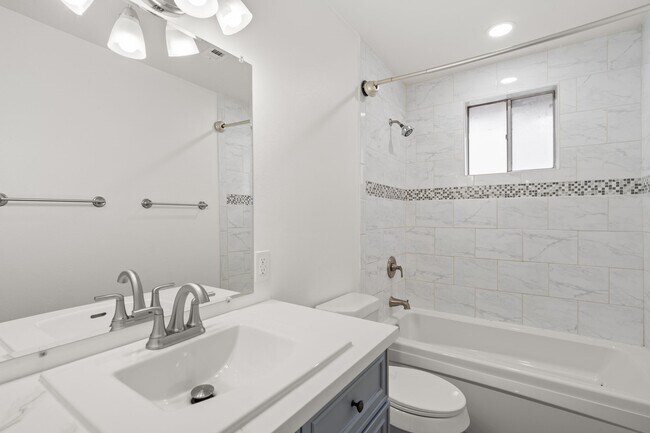 Building Photo - 16822 David Glen Dr