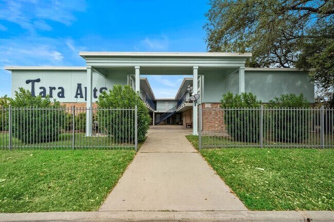 Building Photo - 932 7th Ave N