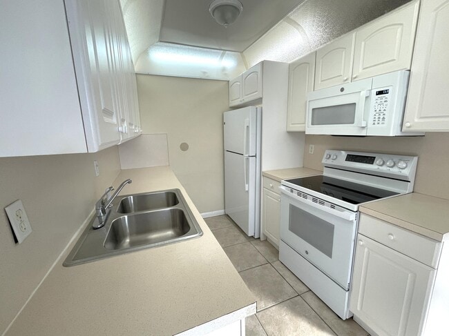 Building Photo - 1020 Exeter