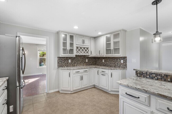Building Photo - 3 Bedroom | 2.5 Bathroom | 2 Car Garage | Springfield MO | Fenced Back Yard | 2 Living Areas | Qu...