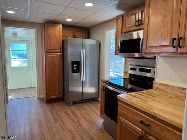 Building Photo - 44 Oak St