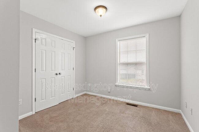 Building Photo - 136 Lowell Ct