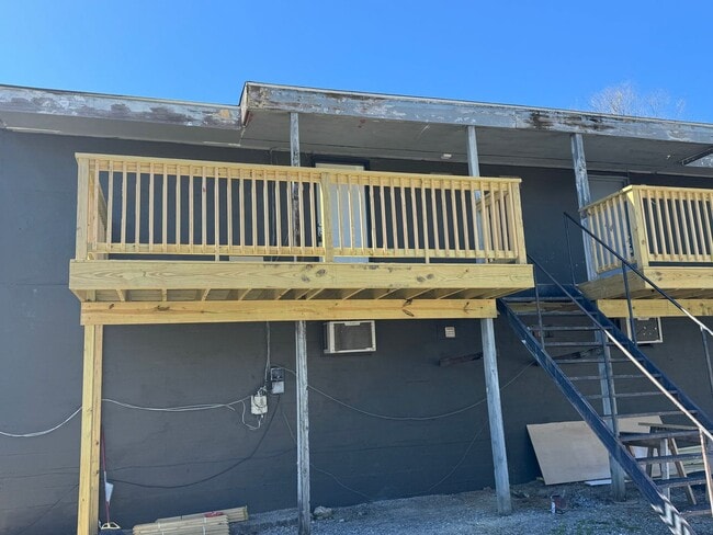 Building Photo - 2 bedroom 1 bath Apartment close to campus