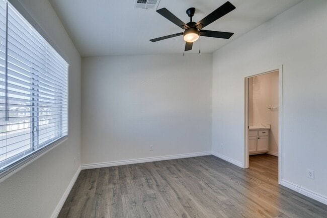 Building Photo - Stylish Townhouse Near the Strip with Dual Suites