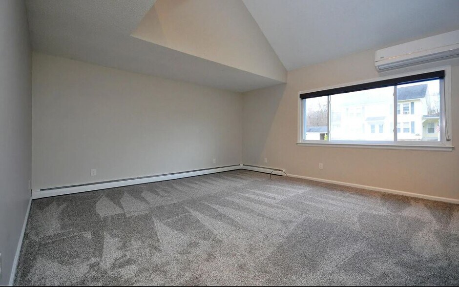 Building Photo - 1700 Farmington Ave