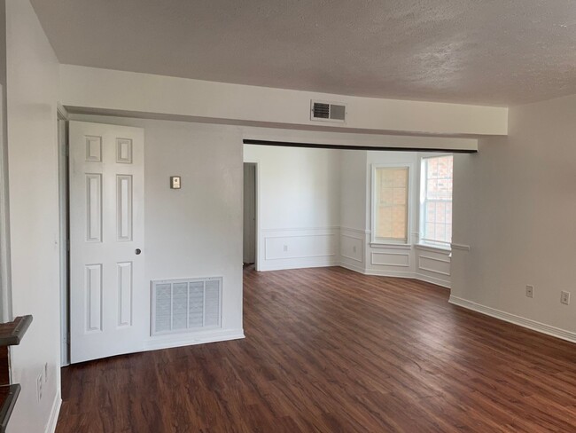 Building Photo - 3 bed 2 bath town home available in NE Jac...