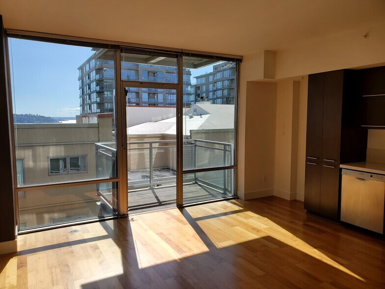 Building Photo - 2911 2nd Ave