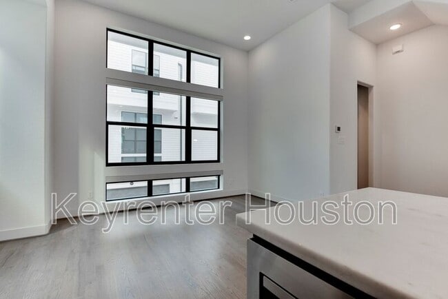 Building Photo - 2928 Lamar St